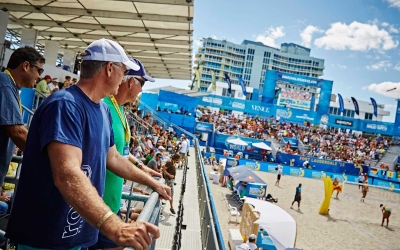 Beach volleyball legends check out newest tournament